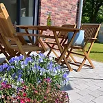 Kuestenbutze - Modernes Fuer 6 Im Beach-style Mit Vollausgestatteter Kue By Interhome Mildstedt
